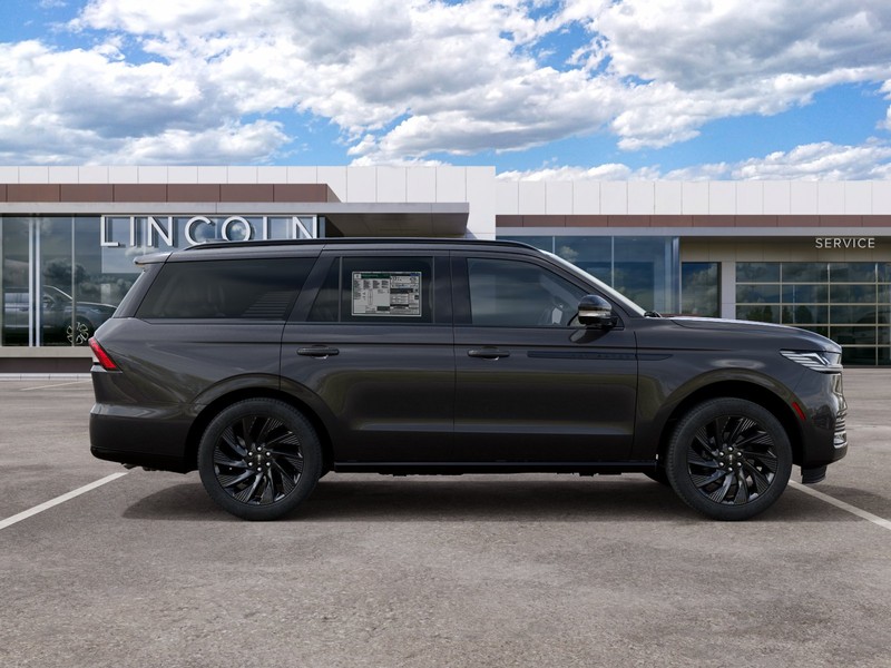 Lincoln Navigator Vehicle Full-screen Gallery Image 05