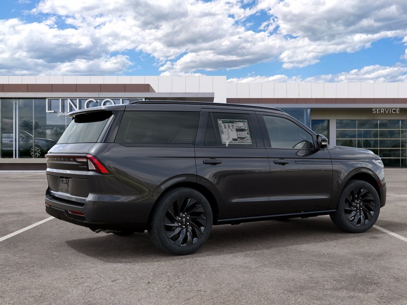 Lincoln Navigator Vehicle Full-screen Gallery Image 06
