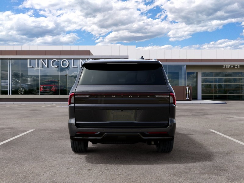 Lincoln Navigator Vehicle Full-screen Gallery Image 07