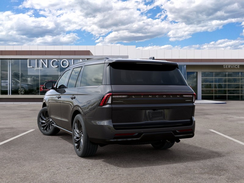 Lincoln Navigator Vehicle Full-screen Gallery Image 09