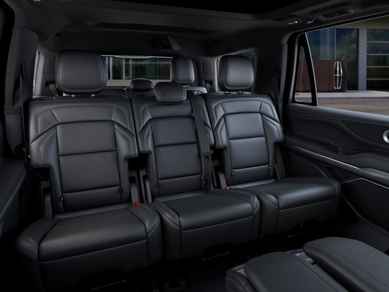 Lincoln Navigator Vehicle Full-screen Gallery Image 12