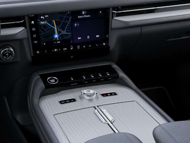 Lincoln Navigator Vehicle Full-screen Gallery Image 16