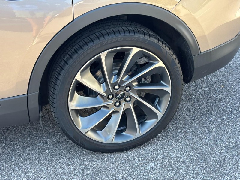 Lincoln Nautilus Vehicle Full-screen Gallery Image 11