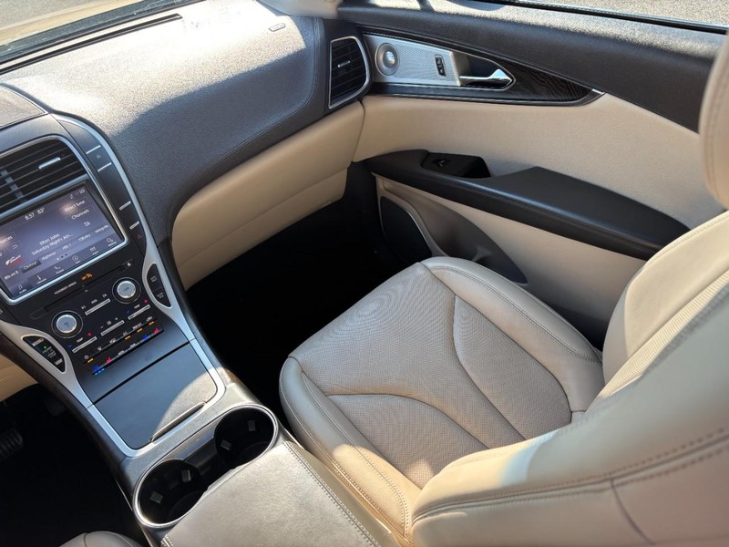 Lincoln Nautilus Vehicle Full-screen Gallery Image 15