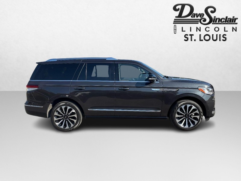 Lincoln Navigator Vehicle Full-screen Gallery Image 02