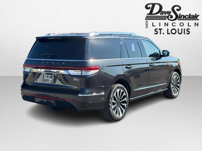 Lincoln Navigator Vehicle Full-screen Gallery Image 03