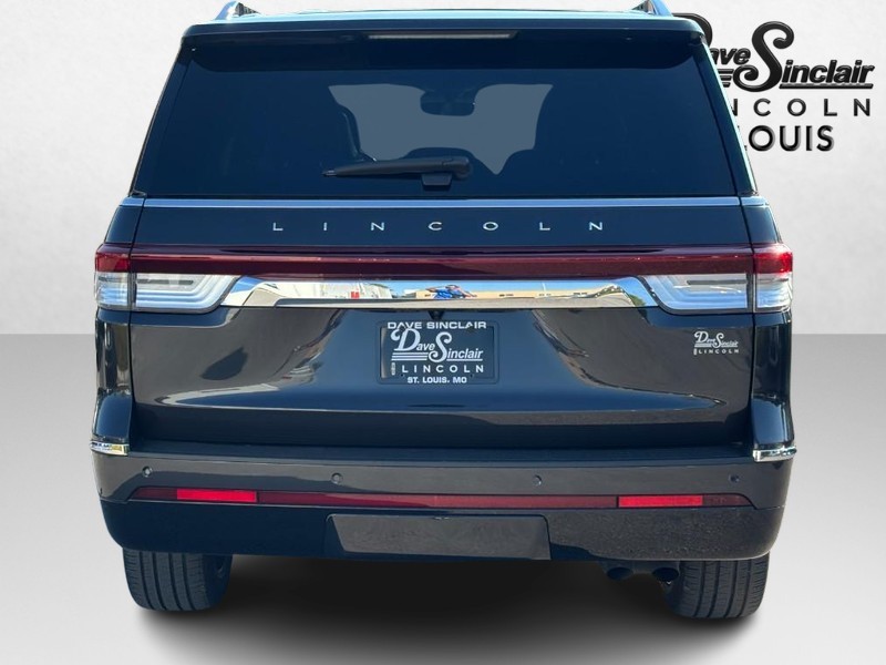 Lincoln Navigator Vehicle Full-screen Gallery Image 04