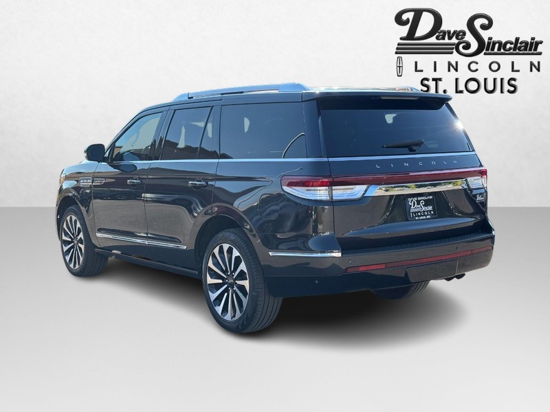 Lincoln Navigator Vehicle Full-screen Gallery Image 05