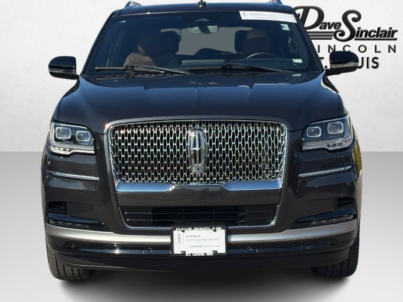 Lincoln Navigator Vehicle Full-screen Gallery Image 09