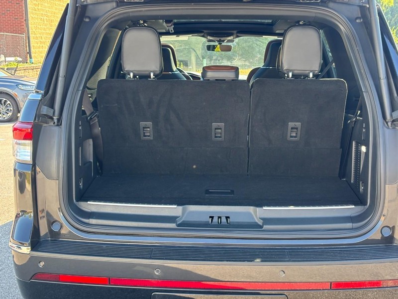 Lincoln Navigator Vehicle Full-screen Gallery Image 10