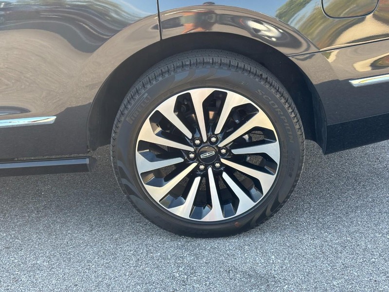 Lincoln Navigator Vehicle Full-screen Gallery Image 11