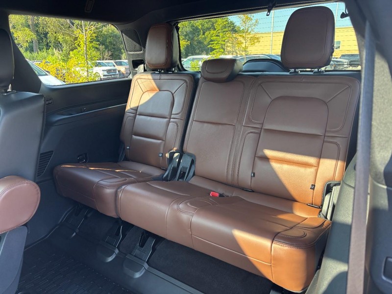 Lincoln Navigator Vehicle Full-screen Gallery Image 12