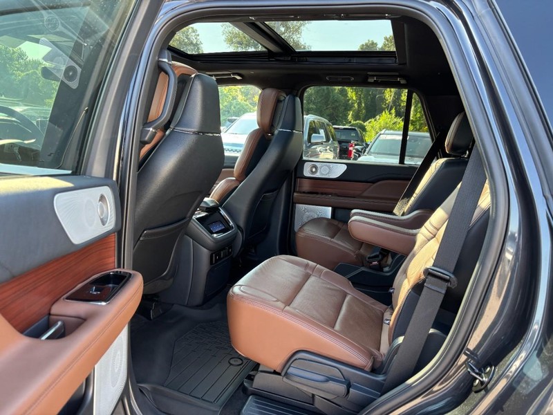 Lincoln Navigator Vehicle Full-screen Gallery Image 13