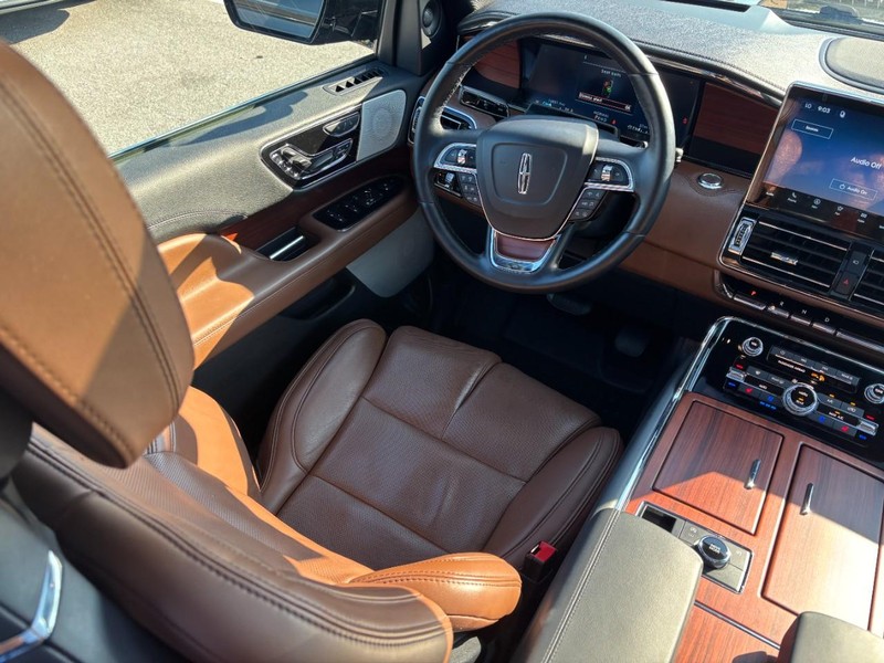 Lincoln Navigator Vehicle Full-screen Gallery Image 14