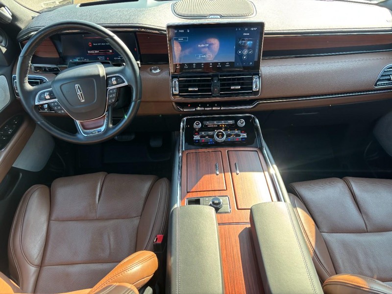 Lincoln Navigator Vehicle Full-screen Gallery Image 15