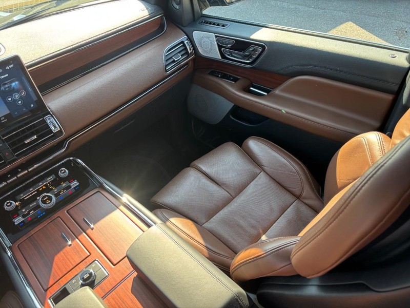 Lincoln Navigator Vehicle Full-screen Gallery Image 16
