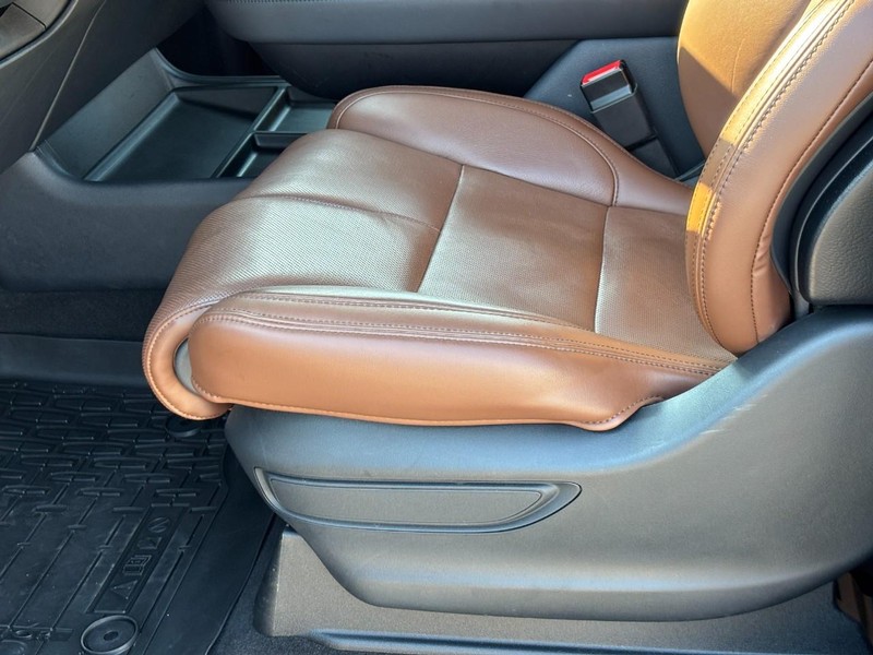 Lincoln Navigator Vehicle Full-screen Gallery Image 17