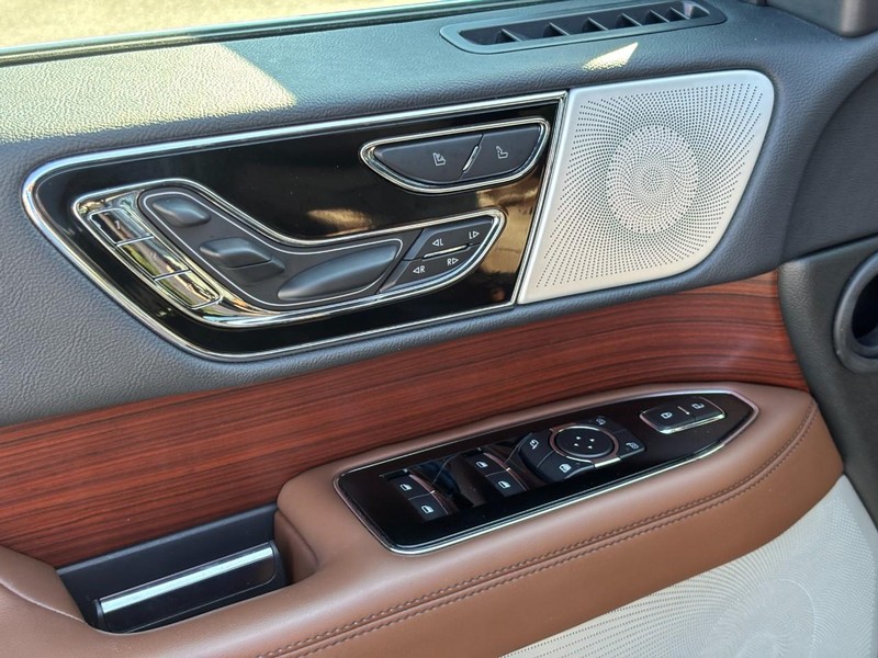 Lincoln Navigator Vehicle Full-screen Gallery Image 18