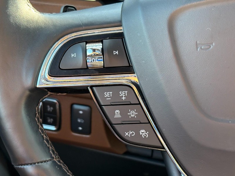 Lincoln Navigator Vehicle Full-screen Gallery Image 19