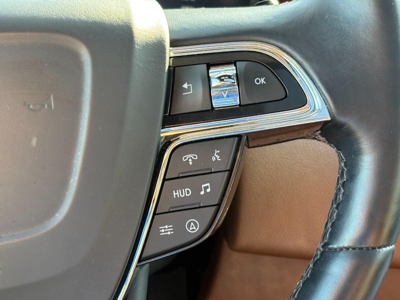 Lincoln Navigator Vehicle Full-screen Gallery Image 20