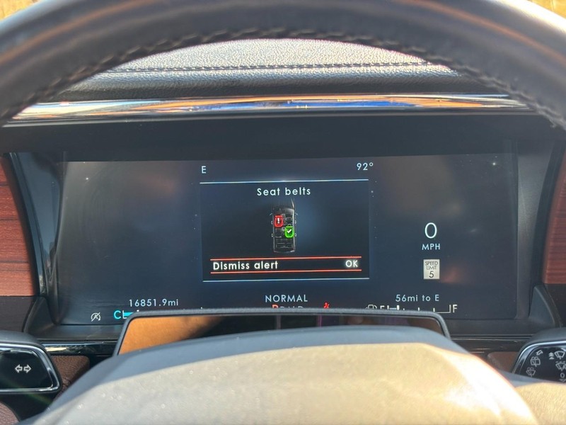 Lincoln Navigator Vehicle Full-screen Gallery Image 21