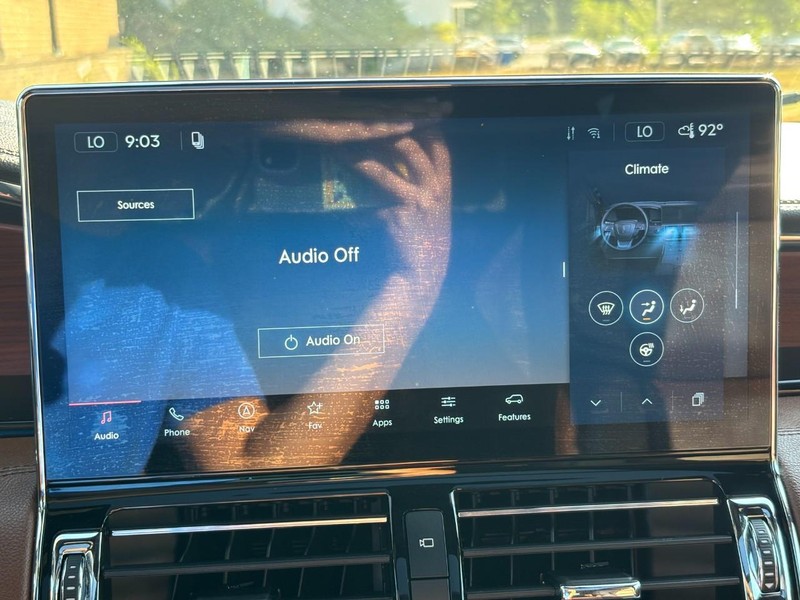 Lincoln Navigator Vehicle Full-screen Gallery Image 22