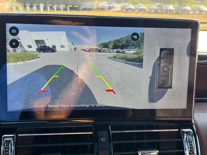 Lincoln Navigator Vehicle Full-screen Gallery Image 24