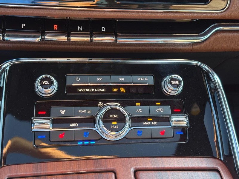 Lincoln Navigator Vehicle Full-screen Gallery Image 25