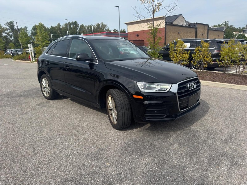 Audi Q3 Vehicle Full-screen Gallery Image 02