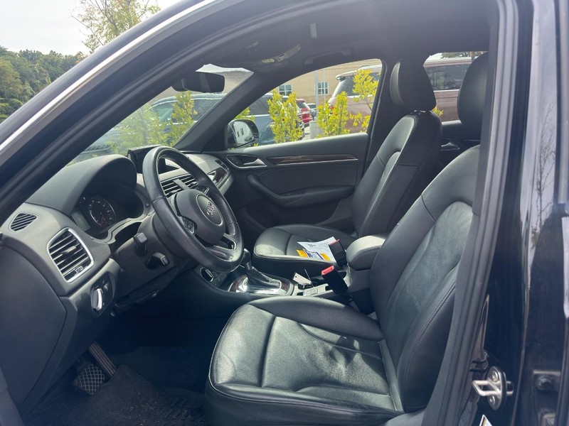 Audi Q3 Vehicle Full-screen Gallery Image 06