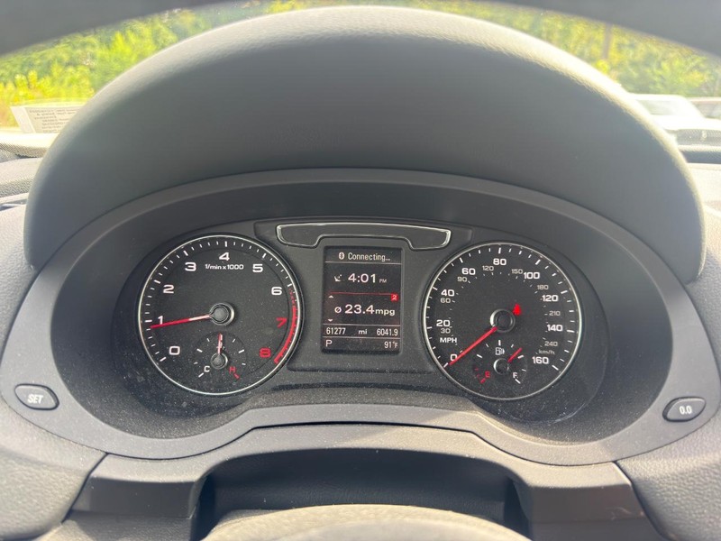 Audi Q3 Vehicle Full-screen Gallery Image 07
