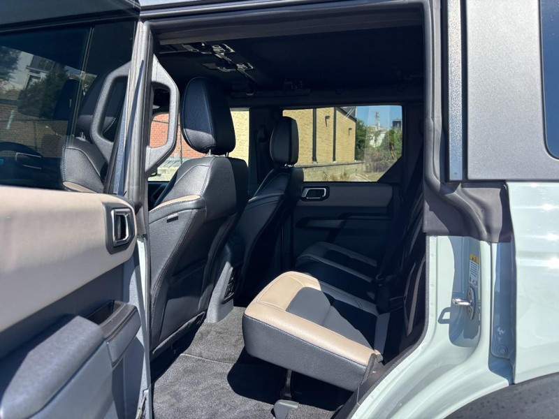Ford Bronco Vehicle Full-screen Gallery Image 12