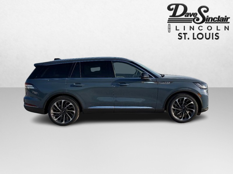 Lincoln Aviator Vehicle Full-screen Gallery Image 02