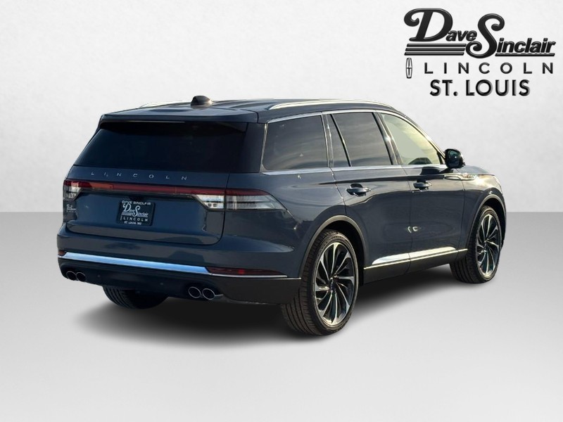 Lincoln Aviator Vehicle Full-screen Gallery Image 03