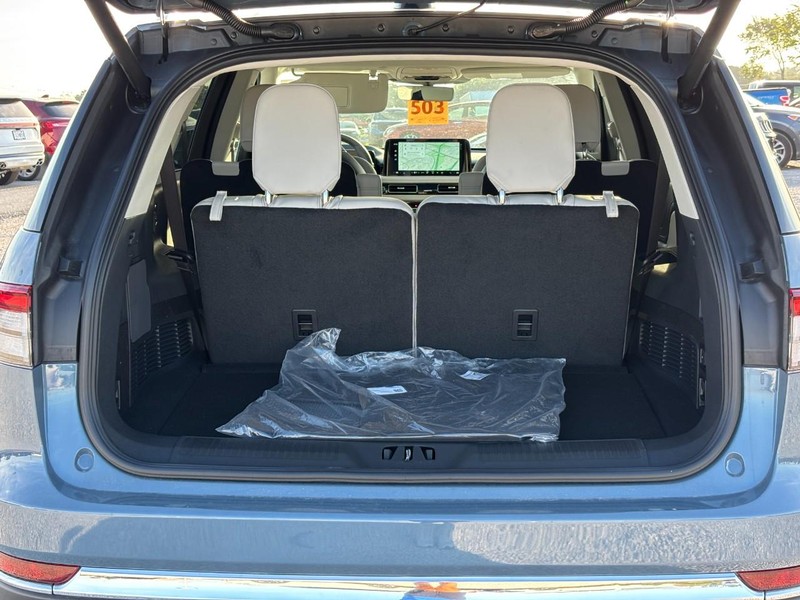 Lincoln Aviator Vehicle Full-screen Gallery Image 10