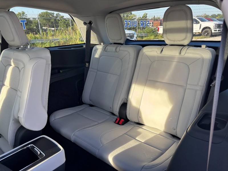 Lincoln Aviator Vehicle Full-screen Gallery Image 12