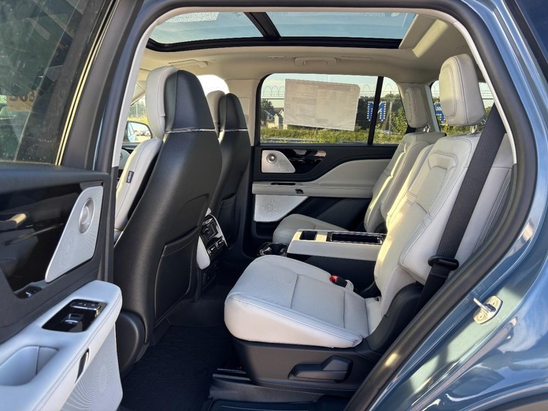 Lincoln Aviator Vehicle Full-screen Gallery Image 13