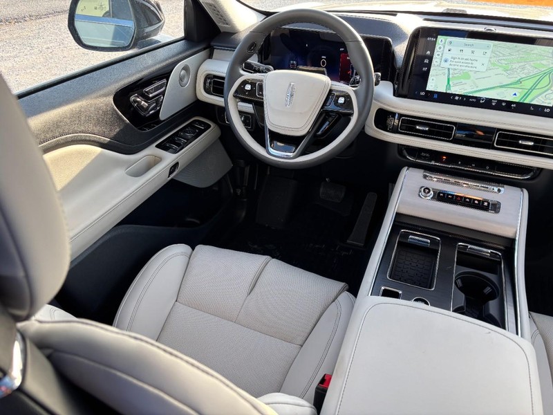 Lincoln Aviator Vehicle Full-screen Gallery Image 14