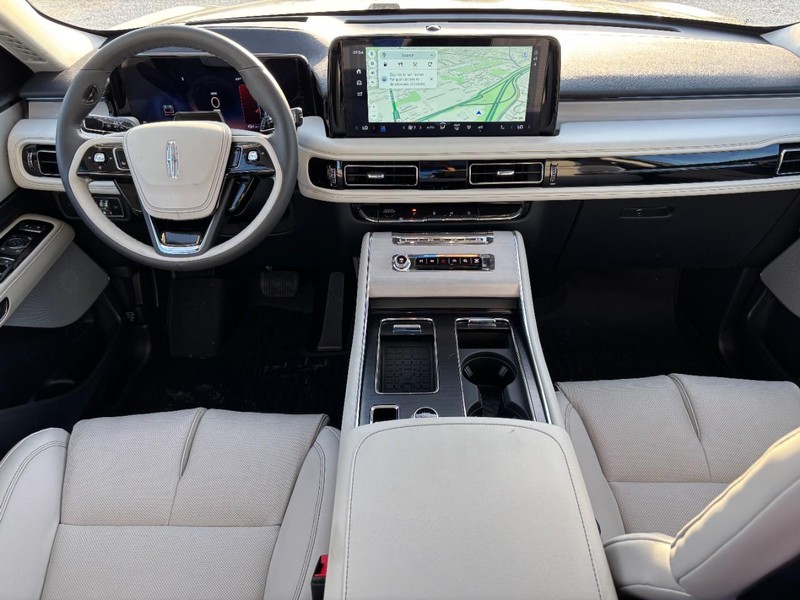 Lincoln Aviator Vehicle Full-screen Gallery Image 15