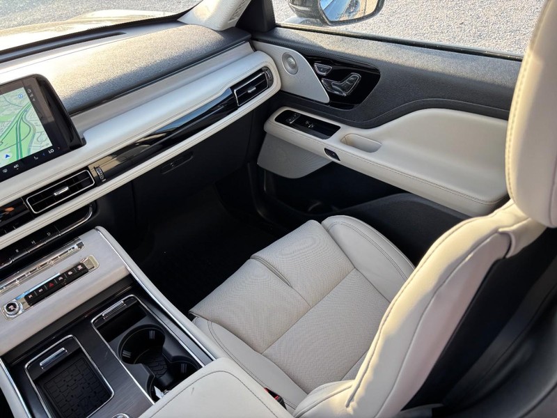 Lincoln Aviator Vehicle Full-screen Gallery Image 16