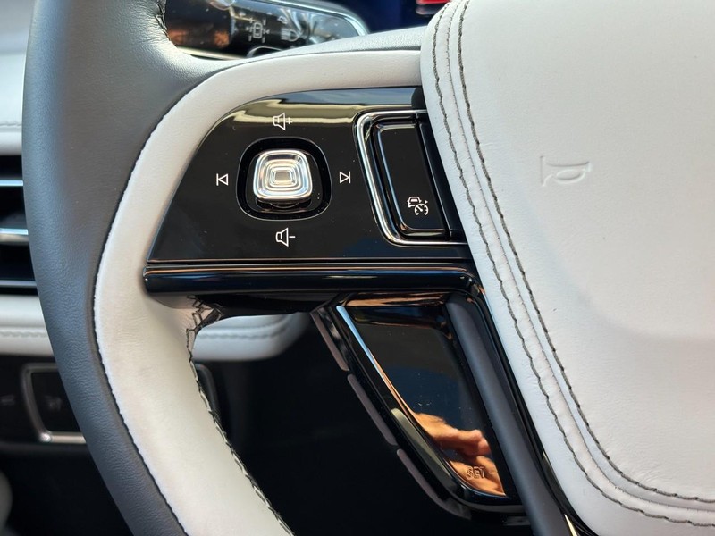 Lincoln Aviator Vehicle Full-screen Gallery Image 19