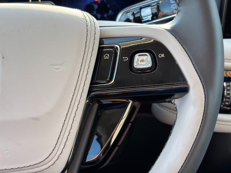 Lincoln Aviator Vehicle Full-screen Gallery Image 20
