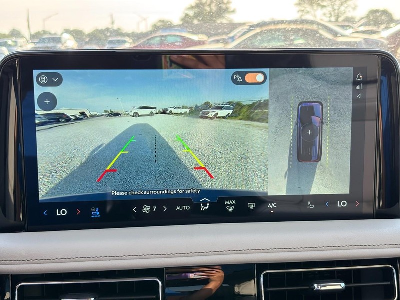 Lincoln Aviator Vehicle Full-screen Gallery Image 23