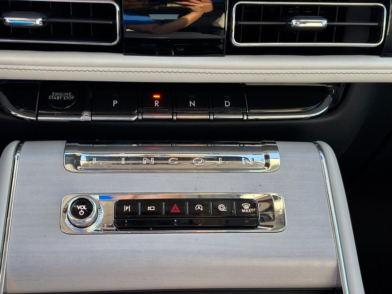 Lincoln Aviator Vehicle Full-screen Gallery Image 24