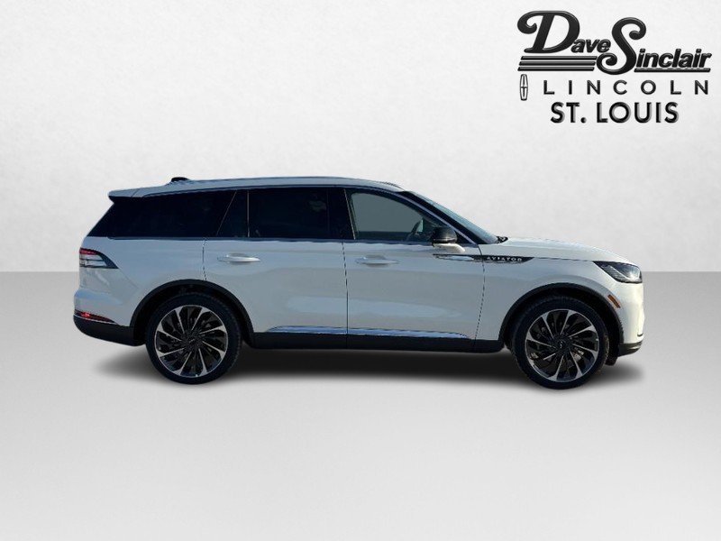 Lincoln Aviator Vehicle Full-screen Gallery Image 02