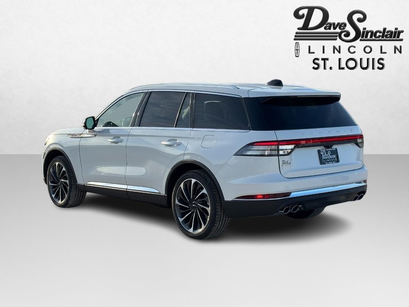 Lincoln Aviator Vehicle Full-screen Gallery Image 05