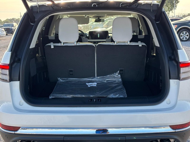Lincoln Aviator Vehicle Full-screen Gallery Image 10