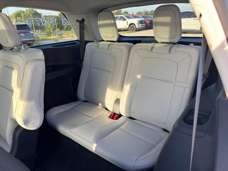 Lincoln Aviator Vehicle Full-screen Gallery Image 12