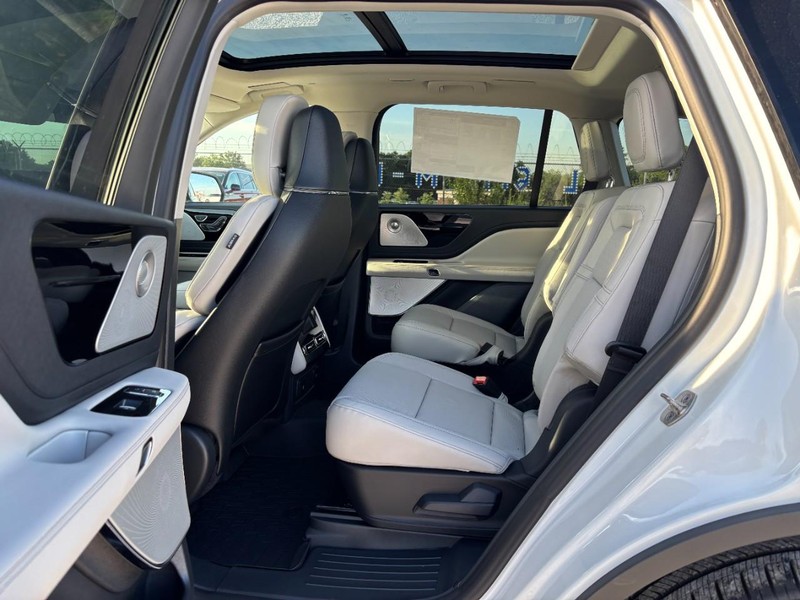 Lincoln Aviator Vehicle Full-screen Gallery Image 13
