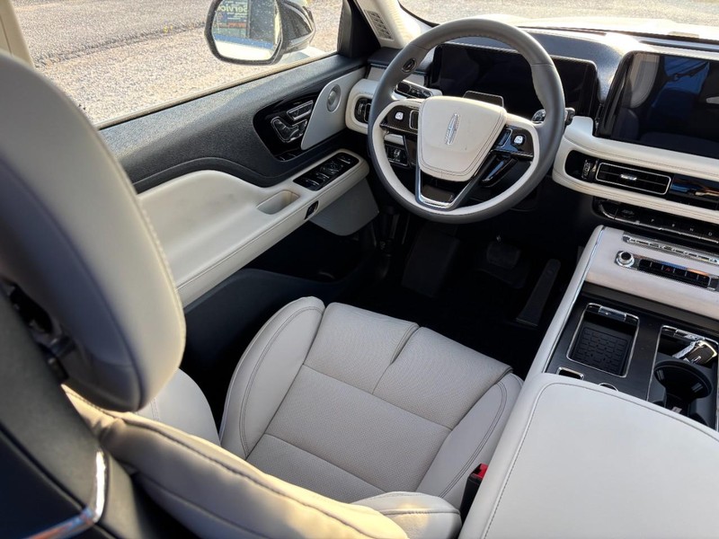Lincoln Aviator Vehicle Full-screen Gallery Image 14
